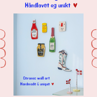 Ketchupflaske, Keramisk væg kunst, Bottle of Ketchup wall hanging.