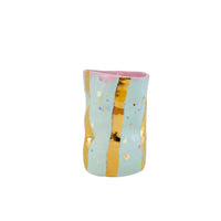 Krøllet lysegrøn vase med guld striber