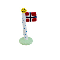 Skønt norsk flag med smiley på den ene side af flagknoppen.